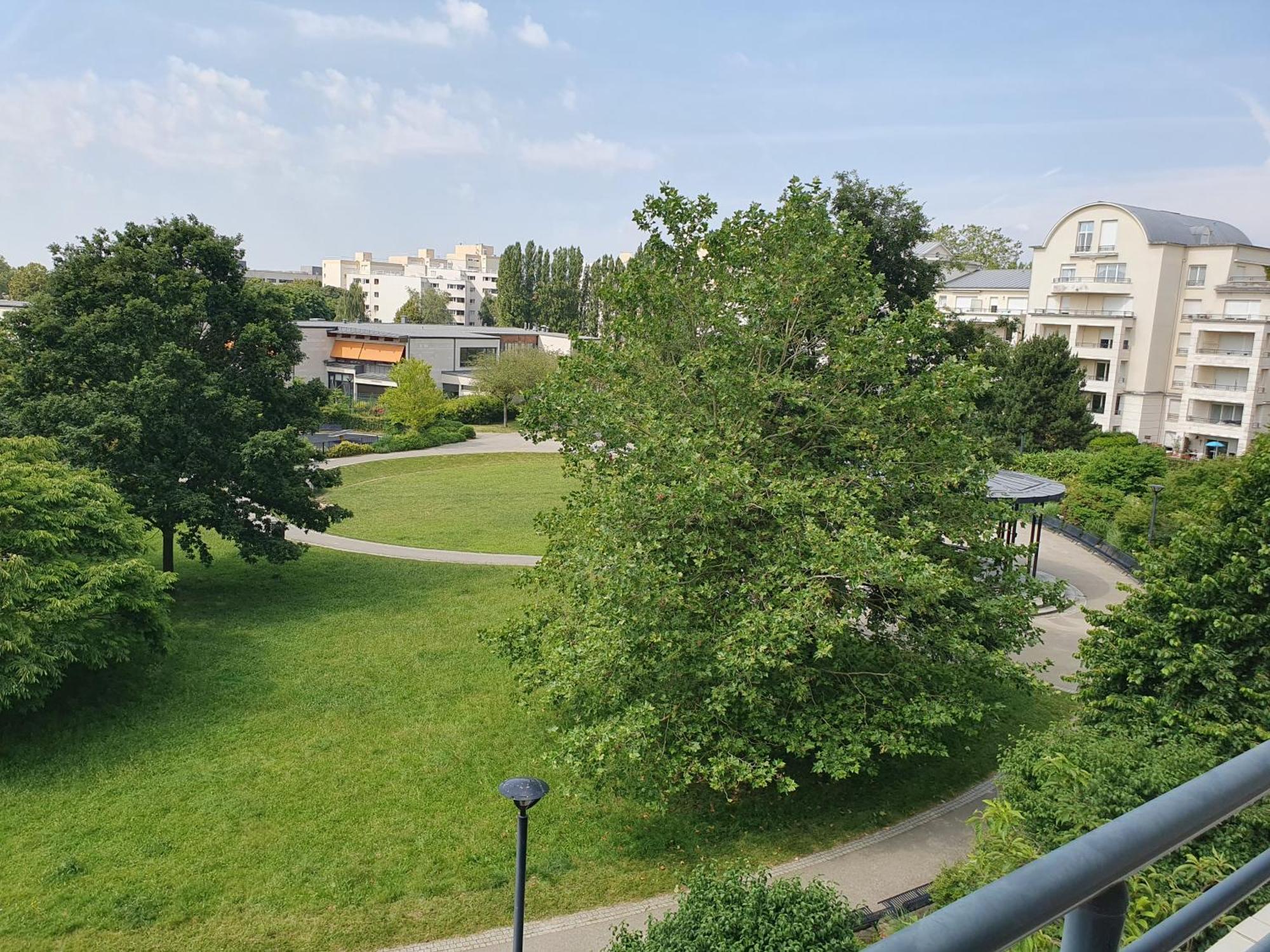 Appartement Residentiel Au Vert Et Au Frais 몽티그니레브레통노 외부 사진